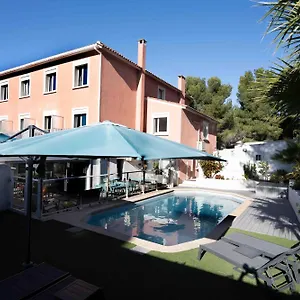 https://hotel-restaurant-la-tuiliere.fr-provencehotel.com